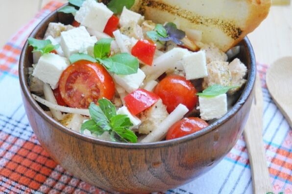 Cereal salad with basmati rice for those who want to lose weight on the Mediterranean diet