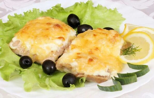 Fish baked with cheese will be a tasty and healthy dish on the Mediterranean diet menu. 
